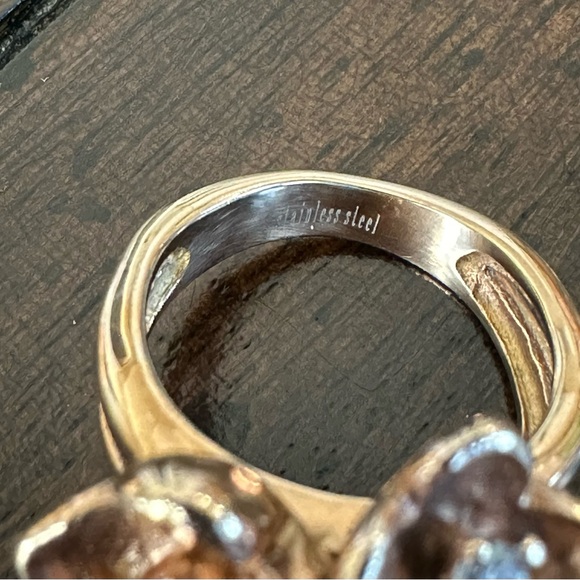 Rose Gold Large Flower Ring. Set in Stainless Steel. Size 8. - Picture 9 of 9